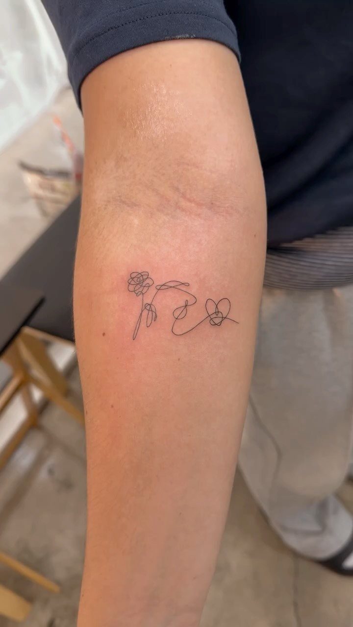 12 Easy Tattoo Drawings For Beginners, From Hearts to Tribal Flash 1 A minimalist fine-line tattoo of a flower and a heart on a person's forearm.